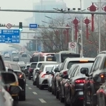 　北京市内を走る車＝２月、北京（共同）