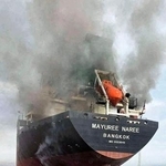 　ホルムズ海峡で黒煙を上げるタイ船籍の貨物船＝１１日（タイ海軍提供、ロイター＝共同）