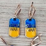 　バイアスロンで金メダルを獲得したウクライナのオレクサンドラ・コノノワが表彰式に臨む際に、国際パラリンピック委員会から外すよう求められた「戦争を止めろ」と書かれたイヤリング（同国パラ委員会提供、共同）