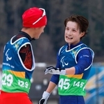 　ノルディックスキー距離男子１０キロ立位のゴール後、健闘をたたえ合う川除大輝＝１１日、イタリア・テーゼロ（共同）