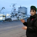 　父が経営する魚問屋で働く阿部美保さん＝２月、宮城県石巻市