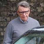 　車両に乗り込む英国のマンデルソン前駐米大使＝１１日、ロンドン（ロイター＝共同）