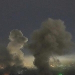 　イスラエルの空爆を受けて上がる炎と煙＝１１日、レバノン・ベイルート南部（ＡＰ＝共同）