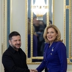 　ドイツ連邦議会（下院）のクレックナー議長（右）と面会するウクライナのゼレンスキー大統領＝１１日、キーウ（ロイター＝共同）