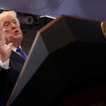 　米最高裁の関税違法判決を受け、ホワイトハウスで記者会見するトランプ大統領＝２月２０日、ワシントン（ロイター＝共同）