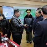 　軍需工場を訪れ、新型の拳銃の生産状況を視察する北朝鮮の金正恩朝鮮労働党総書記（左から２人目）。左端は娘＝１１日（朝鮮中央通信＝共同）