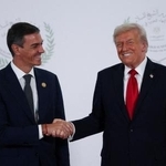 　エジプト・シャルムエルシェイクで、トランプ米大統領（右）と握手するスペインのサンチェス首相＝２０２５年１０月（ロイター＝共同）
