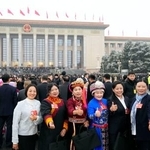 　中国全人代の開幕式に出席するため集まった少数民族の代表ら＝５日、北京の天安門広場（共同）