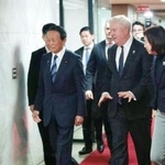 　面会を終えた自民党の麻生副総裁（左）とグラス駐日米大使＝１２日午後、東京・永田町の党本部