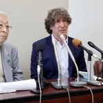 　広島市長との面会を終え、記者会見する米シカゴ大のダニエル・ホルツ教授（中央）＝１２日午後、市役所