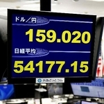 　一時１ドル＝１５９円台前半を付けた円相場を示すモニター＝１２日午後、東京都港区の外為どっとコム