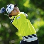 　第１日、１１番でティーショットを放つ菅楓華。２アンダーで３位＝オリエント・クラブ（共同）