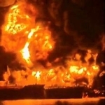 　１２日にイラク港湾当局が発表した、船舶が炎上する様子。攻撃を受けたタンカーとみられる（ロイター＝共同）