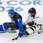 　日本-イタリア　第１ピリオド　競り合う伊藤（右）＝ミラノ（共同）