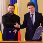 　ルーマニアのダン大統領（右）と握手するウクライナのゼレンスキー大統領＝１２日、ブカレスト（ロイター＝共同）