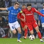 　ゲンク戦で競り合うフライブルクの鈴木唯（右）＝ゲンク（共同）