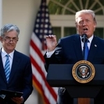 　パウエル氏（左）の米ＦＲＢ議長指名を発表するトランプ大統領＝２０１７年１１月、ワシントン（ＡＰ＝共同）