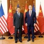 　中国の何立峰副首相（左）と米国のベセント財務長官＝２０２５年９月、スペイン・マドリード（新華社＝共同）
