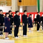 　門前中で行われた最後の卒業式に出席する卒業生ら＝１３日午前、石川県輪島市門前町