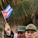 　キューバの首都ハバナで自国の国旗を振るディアスカネル大統領＝１月（ロイター＝共同）