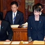 　衆院本会議で２０２６年度予算案が可決され、笑顔を見せる高市首相（手前右）＝１３日午後