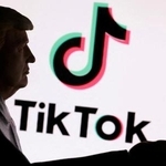 　トランプ米大統領の３Ｄ模型とＴｉｋＴｏｋのロゴ（ロイター＝共同）