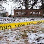 　米ミシガン州のシナゴーグ（ユダヤ教会堂）で起きた事件で、規制線が張られた現場＝１３日（ＡＰ＝共同）