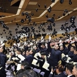 　防衛大学校の卒業式を終え、帽子を投げる卒業生＝１４日午前、神奈川県横須賀市