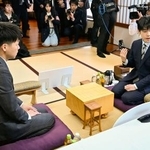 　将棋の第５１期棋王戦コナミグループ杯第４局の検分を行う藤井聡太棋王（右）と増田康宏八段＝１４日午後、栃木県日光市