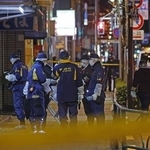 　現金入りのスーツケースが奪われた現場付近を調べる警視庁の捜査員＝１月、東京都台東区