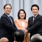 　公明党の臨時党大会で、写真に納まる（左から）立憲民主党の水岡代表、公明党の竹谷代表、中道改革連合の小川代表＝１４日午後、東京都新宿区