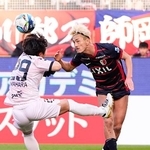 　鹿島-川崎　後半、クロスをヘディングで折り返す鹿島・鈴木。この後、レオセアラがゴールを決める＝メルスタ