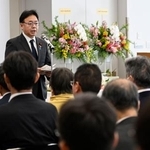 　薬害エイズ訴訟の和解から３０年となるのを前に開かれた記念集会で、あいさつする上野厚労相＝１４日午後、東京都千代田区