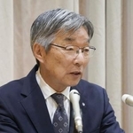 　非公開の住民説明会に出席した後、取材に応じる小笠原村の渋谷正昭村長＝１４日午後、東京都小笠原村・父島