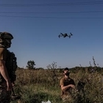 　ウクライナ東部ドネツク州での演習で、無人機を飛ばすウクライナ兵士＝２０２３年８月（アナトリア通信提供・ゲッティ＝共同）