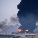 　１４日、アラブ首長国連邦（ＵＡＥ）フジャイラで立ち上る煙（ＡＰ＝共同）