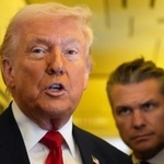 　米マイアミに向かう大統領専用機内で、記者に話すトランプ米大統領（左）とヘグセス国防長官＝７日（ＡＰ＝共同）