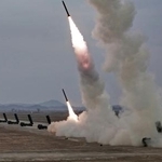 　北朝鮮の軍部隊が実施した超大型放射砲（多連装ロケット砲）の発射訓練＝１４日（朝鮮中央通信＝共同）