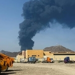 　１４日、アラブ首長国連邦フジャイラにある石油関連施設区域で、ドローンを迎撃後に立ち上る煙（ロイター＝共同）