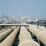 　タンカーが接岸する岸壁に原油を運ぶパイプライン＝２０１６年８月、イラン南部カーグ島（共同）