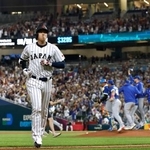 　ＷＢＣ準々決勝のベネズエラ戦の９回、遊飛に倒れて引き揚げる最後の打者となった大谷翔平。日本代表は逆転負けを喫し、２大会連続の優勝はならなかった＝１５日、マイアミ（共同）