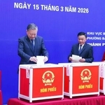 　ベトナム・ハノイで投票するトー・ラム共産党書記長（左）ら＝１５日（ＶＮＡ＝共同）