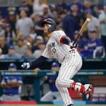 　３回日本１死二、三塁、森下が左越えに３ランを放つ＝マイアミ（共同）