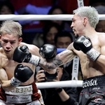 　３回、アンソニー・オラスクアガ（右）に攻められる飯村樹輝弥＝横浜ＢＵＮＴＡＩ