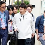 　帰国のため、宿舎を出発するＷＢＣ日本代表の井端弘和監督＝１５日、マイアミ（共同）