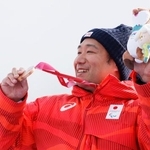 　男子回転座位の表彰式で、銅メダルを手に笑顔を見せる鈴木猛史＝コルティナダンペッツォ（共同）