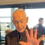 　「死亡説」を否定した動画に出演するイスラエルのネタニヤフ首相＝１５日、エルサレム（ネタニヤフ首相の「テレグラム」動画から・ロイター＝共同）