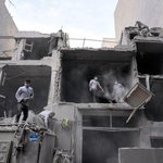 　攻撃で破壊された建物で行われる、がれきの撤去作業＝１５日、テヘラン（ＡＰ＝共同）