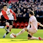 　エクセルシオール戦の後半、ゴールを決めるフェイエノールトの上田（左）＝ロッテルダム（共同）