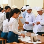 　１６日、ミャンマーの首都ネピドーの下院に登院し手続きする議員ら（共同）